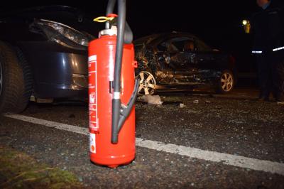 Obrigheim: Peugeot kracht auf glatter Fahrbahn Frontal in BMW - 3 Personen schwer verletzt